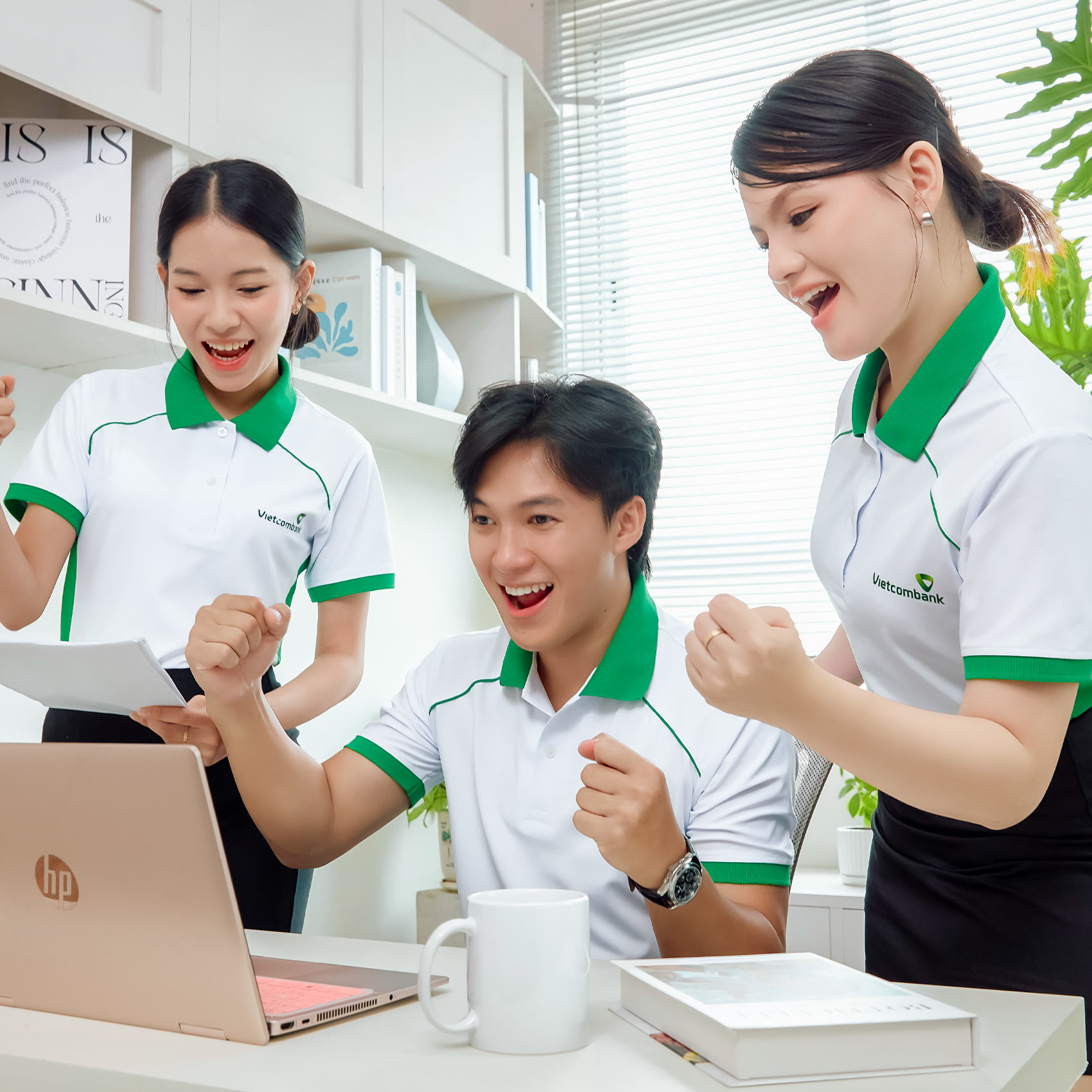Áo Đồng Phục Cổ Trụ Ngân Hàng Vietcombank